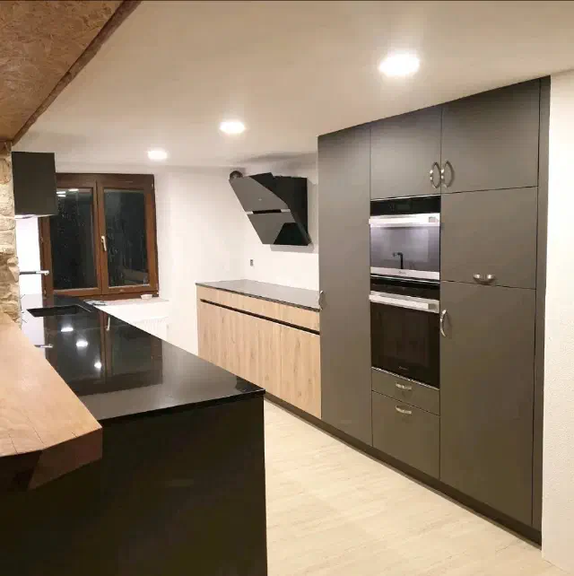 Cuisine 01 — réalisation de la Menuiserie Etelle, Moutier